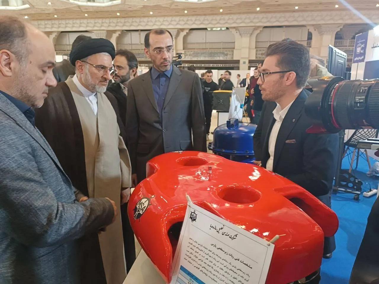 بازدید ریاست سازمان اوقاف و مدیر برنامه ملی اقتصاد دریامحور از غرفه مهندسی تحلیل سازه دریا